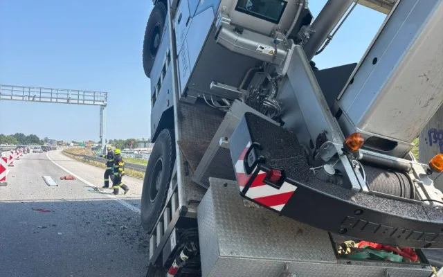 Řidič neodhadl výšku jeřábu a zasekl se pod mostem na dálnici D3
