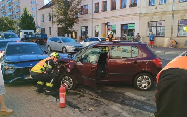 Řidič naboural na Lidické do zaparkovaného vozu, skončil v nemocnici