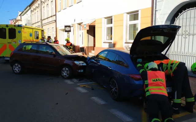 Řidič naboural na Lidické do zaparkovaného vozu, skončil v nemocnici