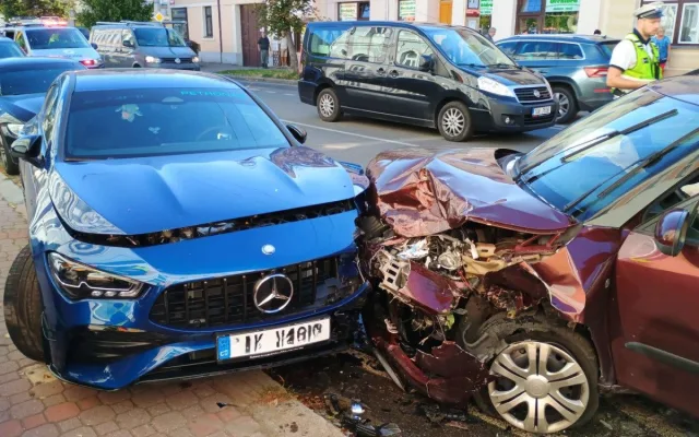 Řidič naboural na Lidické do zaparkovaného vozu, skončil v nemocnici