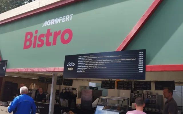 Klobása a langoš za 150, burger i za 250. Obědy se mohly rodinám na živitelce prodražit