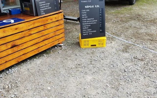 Klobása a langoš za 150, burger i za 250. Obědy se mohly rodinám na živitelce prodražit