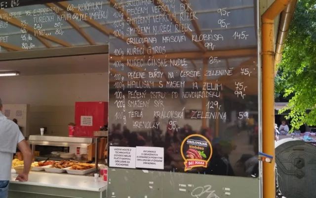 Klobása a langoš za 150, burger i za 250. Obědy se mohly rodinám na živitelce prodražit