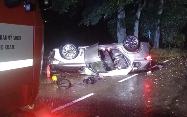 Řidič nezvládl rychlou jízdu. Skončil v nemocnici, spolujezdec na místě zemřel