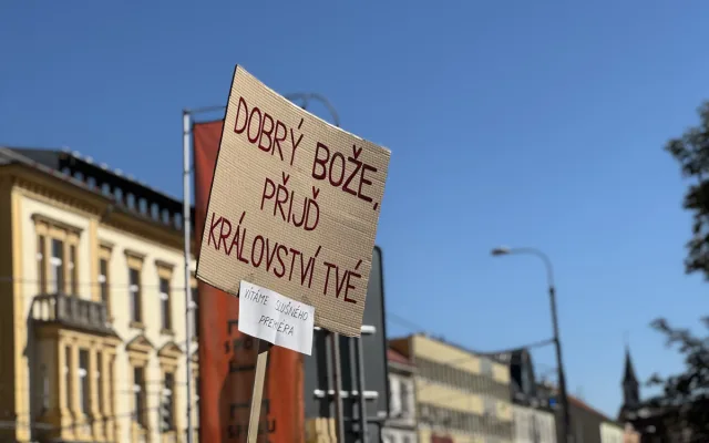 Předvolební mítink SPOLU. Potlesk i pískot i plivnutí na premiéra