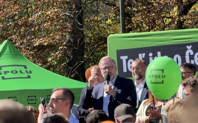 Předvolební mítink SPOLU. Potlesk i pískot i plivnutí na premiéra