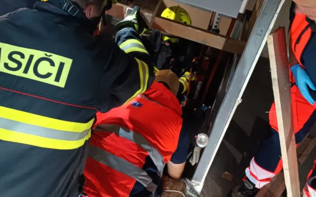 Při rekonstrukci pivovaru došlo k vážnému zranění, na muže spadl výtah