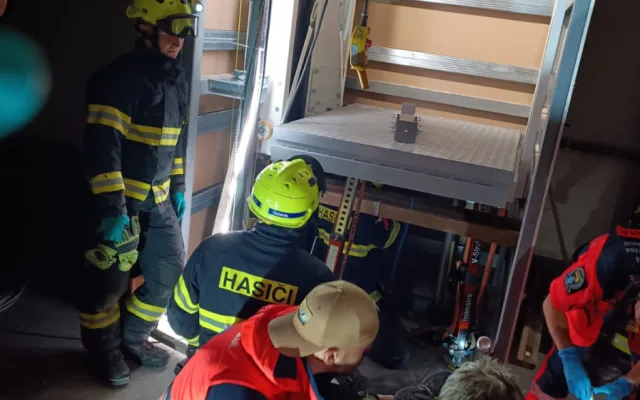Při rekonstrukci pivovaru došlo k vážnému zranění, na muže spadl výtah
