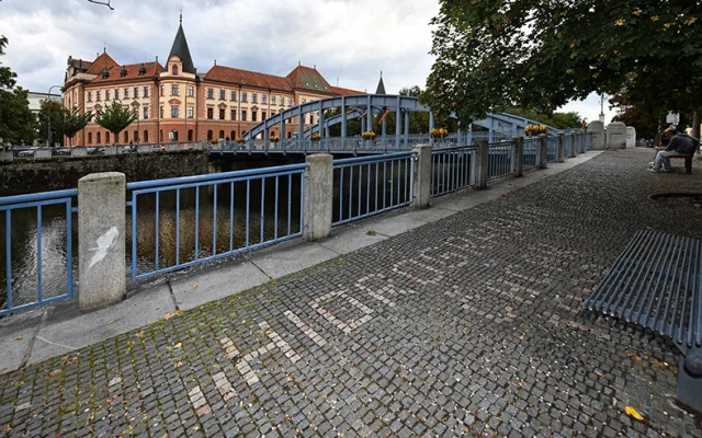 České Budějovice objektivem Milana Bindera a perem Martina Maršíka: Neviditelný nápis