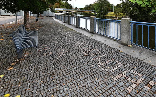 České Budějovice objektivem Milana Bindera a perem Martina Maršíka: Neviditelný nápis