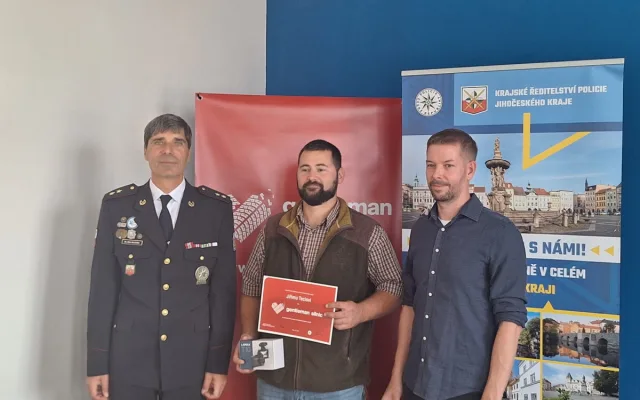 zleva_mluvčí PČR Milan Bajcura, zachránce Jiří Tecl, ředitel projektu Gentleman silnic Jan Marek.JP G
