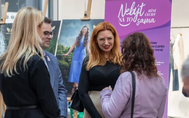 IGY hostí výstavu Pod vašimi křídly. Ukazuje příběhy onkologických pacientů