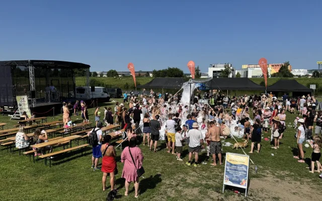Bouda Burgers slaví 10 let! Budějce čeká obří 100 kg burger i hvězdní hosté