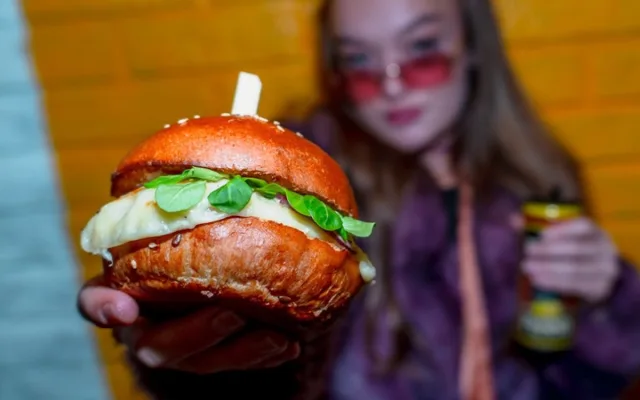 Bouda Burgers slaví 10 let! Budějce čeká obří 100 kg burger i hvězdní hosté