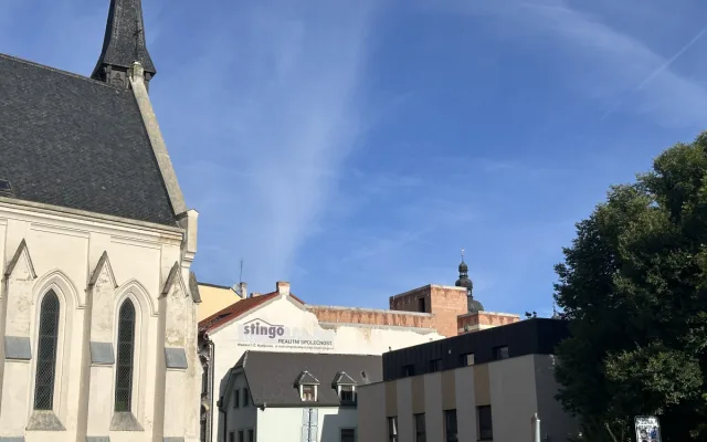 Černá stavba z historického centra zmizí, úřady již s vlastníkem jednají o odstranění