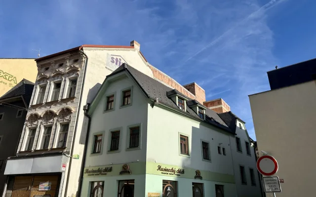 Černá stavba z historického centra zmizí, úřady již s vlastníkem jednají o odstranění