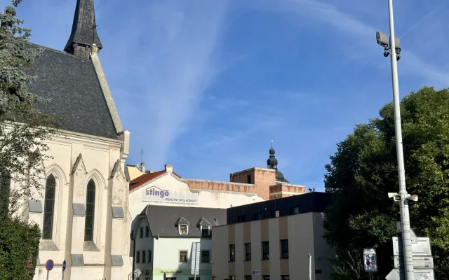 Černá stavba z historického centra zmizí, úřady již s vlastníkem jednají o odstranění