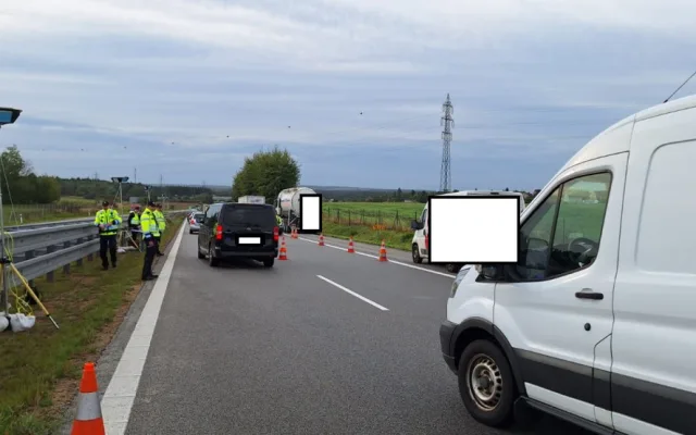 Policie na D3 kontrolovala auta. Hasiči zkoušeli stavbu speciální linky