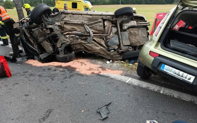 Smrtelná nehoda na Jindřichohradecku, u Lásenice se čelně střetly dva vozy