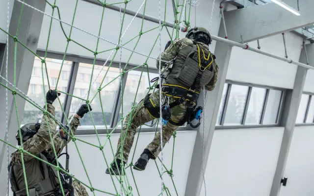 Slaňování, fast rope i první pomoc. Zásahovky zahájily mistrovství v IGY centru