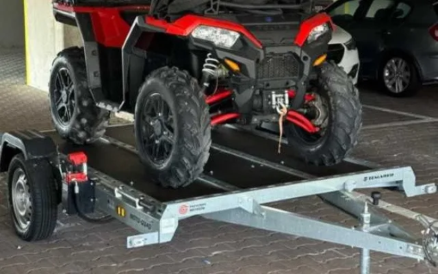 Policie pátrá po ukradené čtyřkolce. Škoda je téměř půl milionu