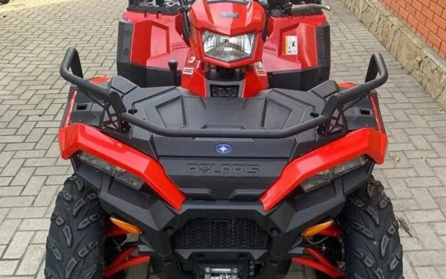 Policie pátrá po ukradené čtyřkolce. Škoda je téměř půl milionu