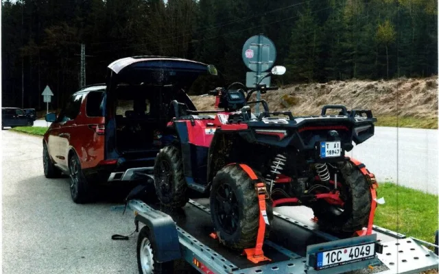 Policie pátrá po ukradené čtyřkolce. Škoda je téměř půl milionu