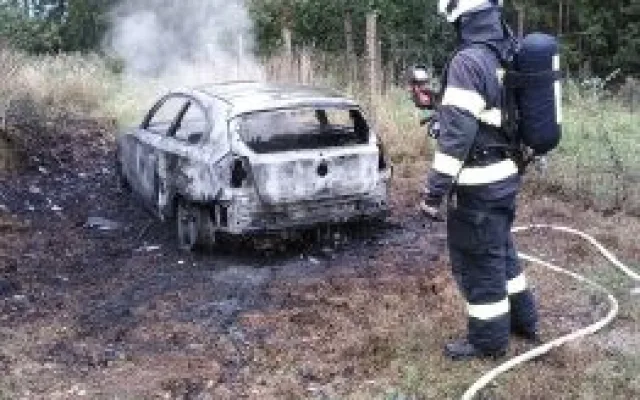 Tři shořelá vozidla za jeden den, u Dačic vzplanulo auto, ve Vodňanech karavan