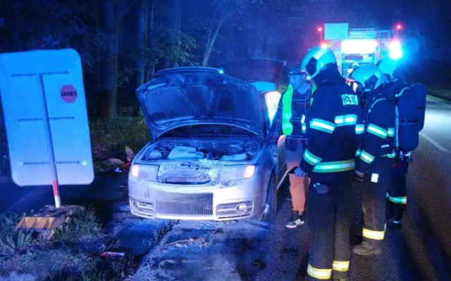 Tři shořelá vozidla za jeden den, u Dačic vzplanulo auto, ve Vodňanech karavan