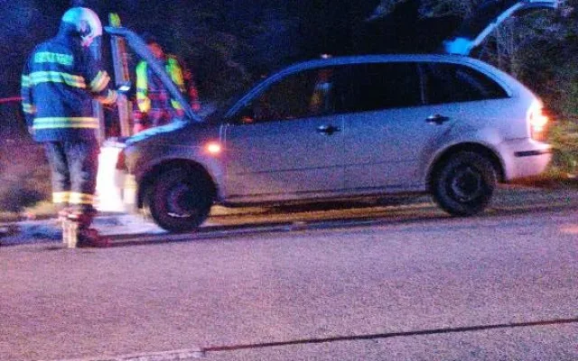 Tři shořelá vozidla za jeden den, u Dačic vzplanulo auto, ve Vodňanech karavan