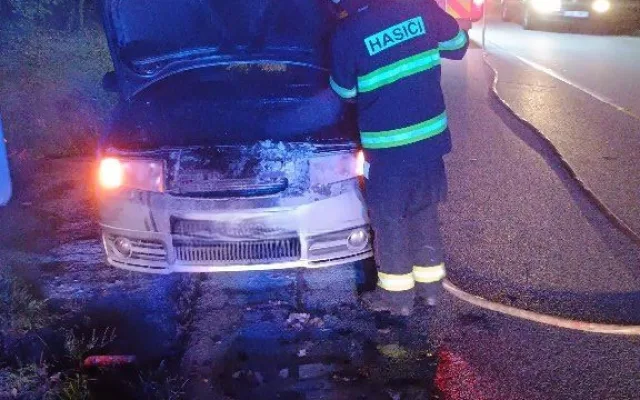 Tři shořelá vozidla za jeden den, u Dačic vzplanulo auto, ve Vodňanech karavan