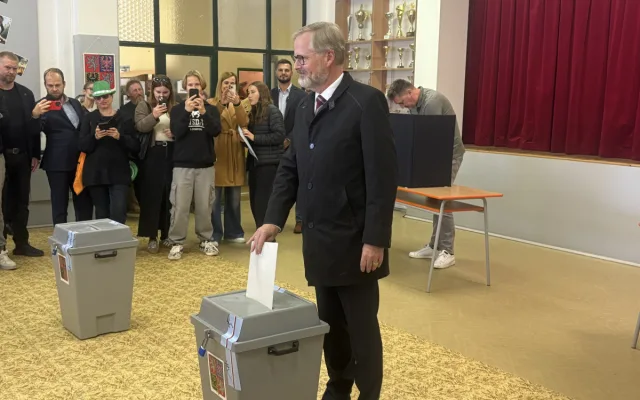 Začíná druhý volební den. Lidé dnes zvolí nové poslance