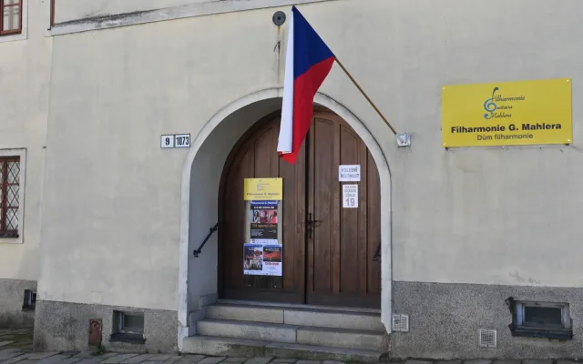 Začíná druhý volební den. Lidé dnes zvolí nové poslance