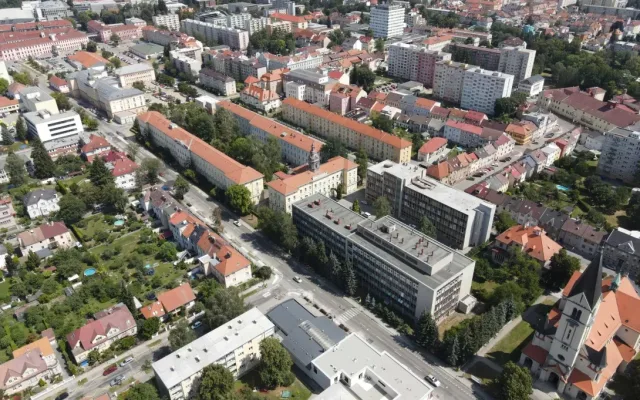 Přestavba bývalé vojenské nemocnice začala. Kraj investuje téměř dvě miliardy