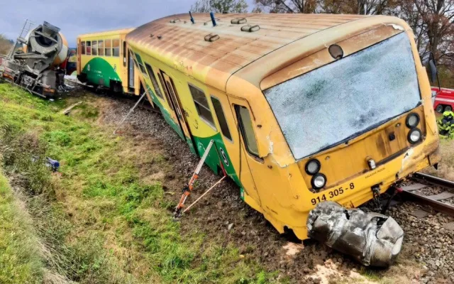 Na Táborsku vykolejil po srážce s náklaďákem vlak. Strojvedoucí je zraněný