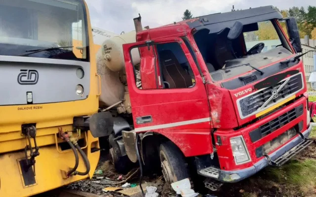 Na Táborsku vykolejil po srážce s náklaďákem vlak. Strojvedoucí je zraněný