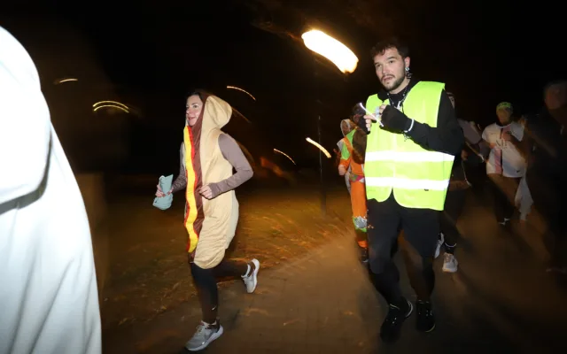 V Budějovicích se běžel Halloween! Ulice zaplnili běžci v maskách i pes převlečený za ovečku