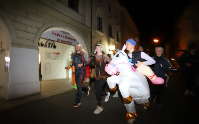 V Budějovicích se běžel Halloween! Ulice zaplnili běžci v maskách i pes převlečený za ovečku