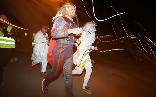 V Budějovicích se běžel Halloween! Ulice zaplnili běžci v maskách i pes převlečený za ovečku