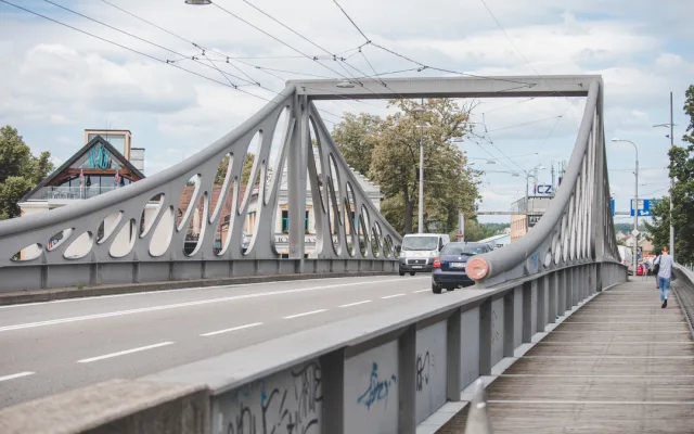 Sedmadvacet let nad Vltavou. Budějovický Dlouhý most oslavil narozeniny