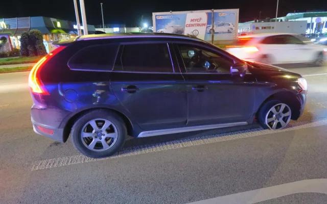 Opilý řidič ignoroval defekt. Po ráfku ujel přes 20 kilometrů