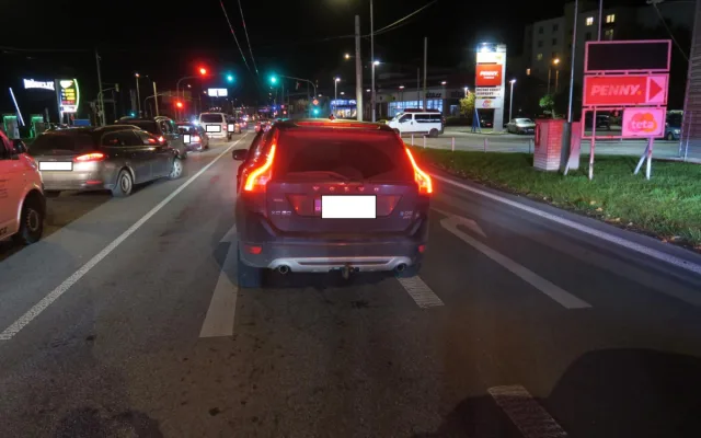 Opilý řidič ignoroval defekt. Po ráfku ujel přes 20 kilometrů