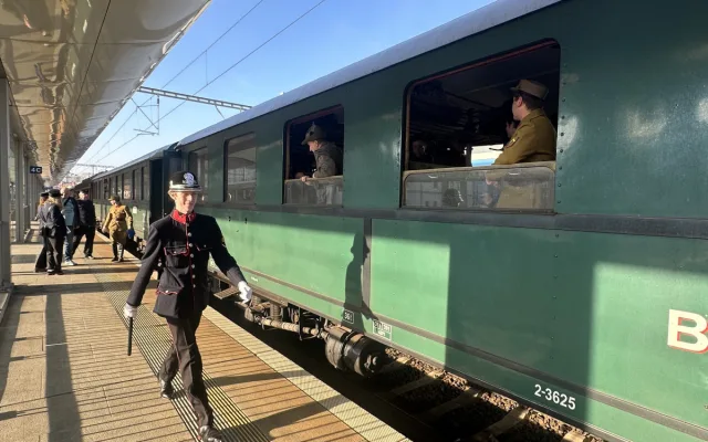 Historický vlak na trase Budějovice - Praha připomínal návrat legionářů.