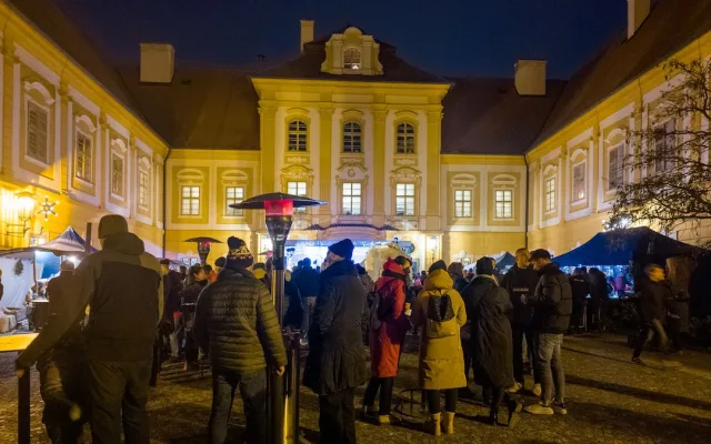Čerti, koncerty, divadlo i živý betlém. Advent v Borovanech je tu