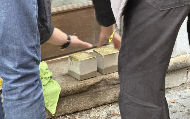 Stopa po Holzerových končí ve varšavském ghettu. Paměť národa umístila další kameny zmizelých