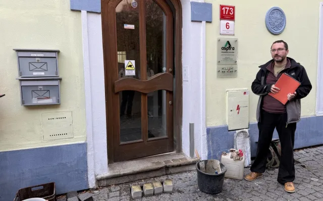 Stopa po Holzerových končí ve varšavském ghettu. Paměť národa umístila další kameny zmizelých
