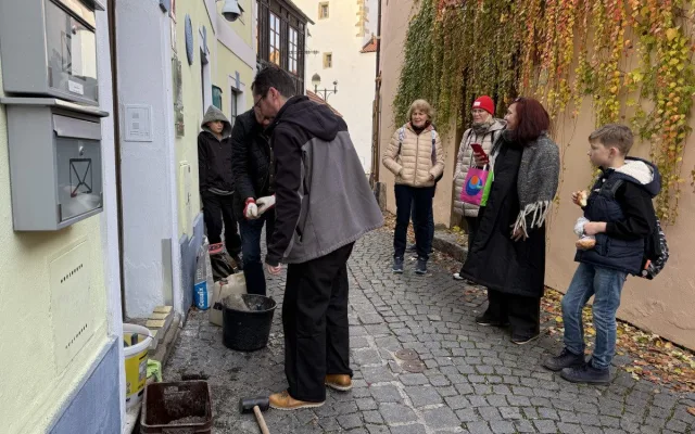 Stopa po Holzerových končí ve varšavském ghettu. Paměť národa umístila další kameny zmizelých