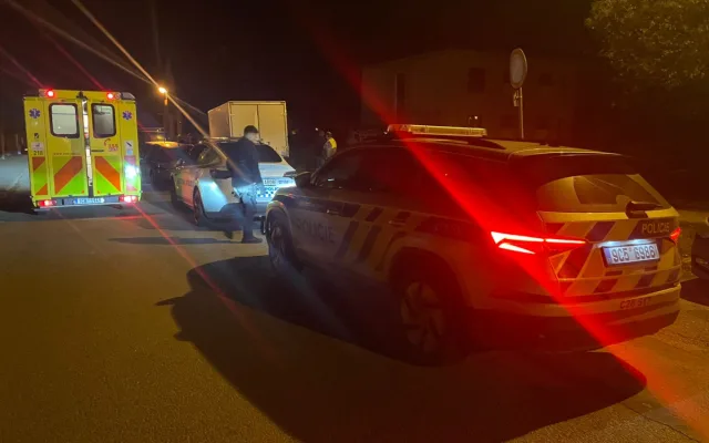 Muž pod vlivem lysohlávek ukradl v Táboře dodávku. Při honičce zničil plot i dvě auta