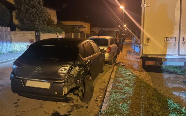 Muž pod vlivem lysohlávek ukradl v Táboře dodávku. Při honičce zničil plot i dvě auta