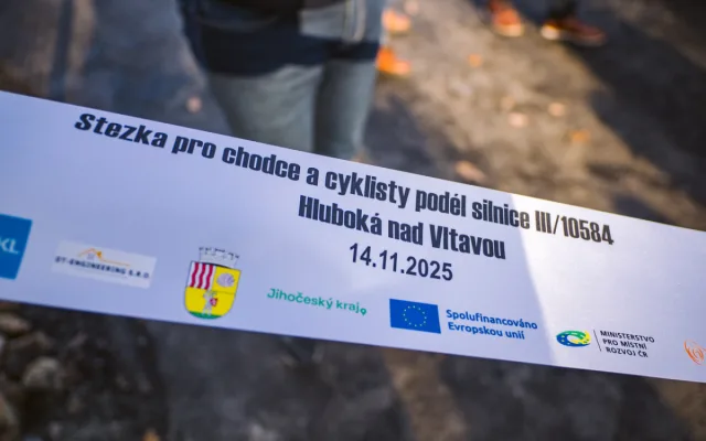 Hluboká nad Vltavou slavnostně otevřela novou stezku ve Zvolenovské ulici
